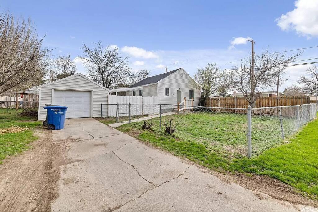 Cute Entire Small House With Large Yard! Pets Welcome! غرب مدينة فالي المظهر الخارجي الصورة