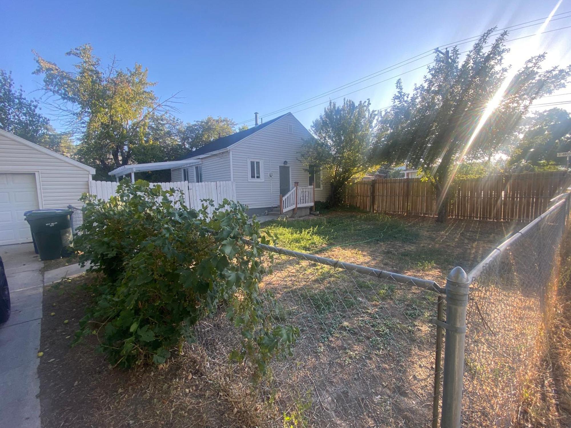 Cute Entire Small House With Large Yard! Pets Welcome! غرب مدينة فالي المظهر الخارجي الصورة