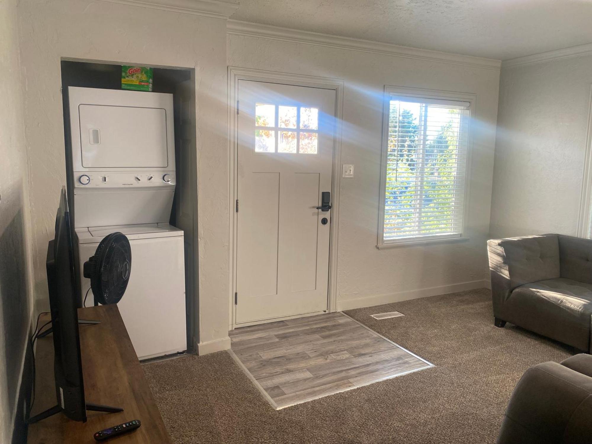 Cute Entire Small House With Large Yard! Pets Welcome! غرب مدينة فالي المظهر الخارجي الصورة