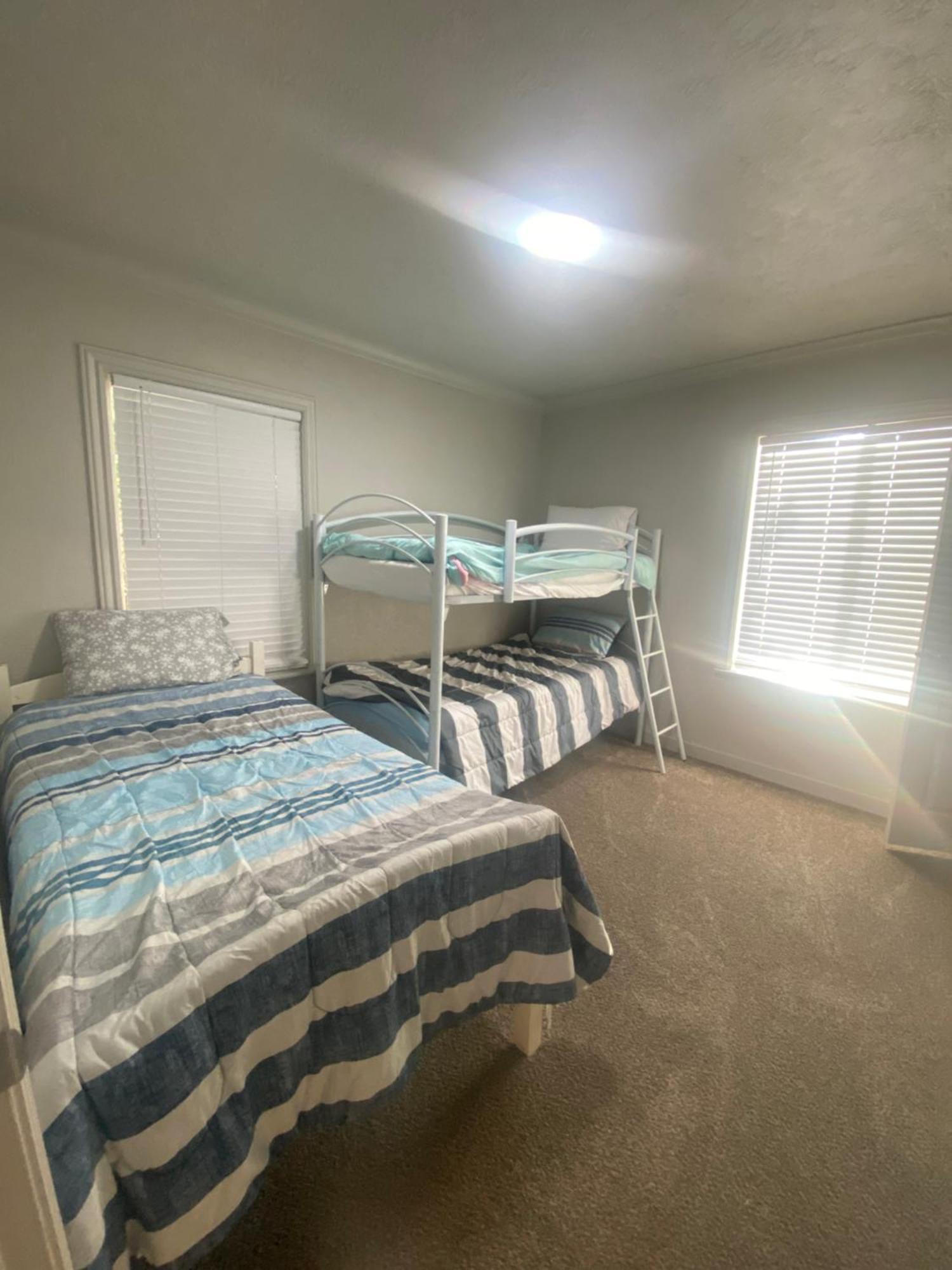Cute Entire Small House With Large Yard! Pets Welcome! غرب مدينة فالي المظهر الخارجي الصورة