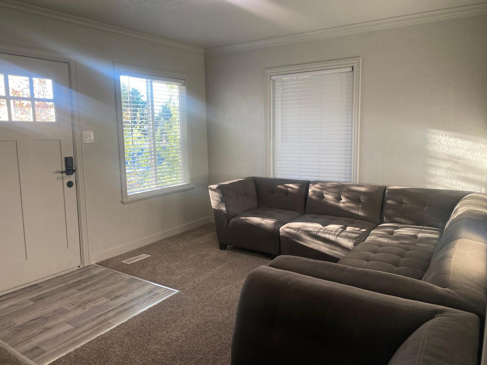 Cute Entire Small House With Large Yard! Pets Welcome! غرب مدينة فالي المظهر الخارجي الصورة